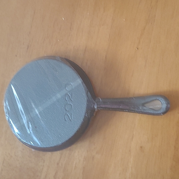 Cast Iron Skillet NWT - Picture 2 of 4